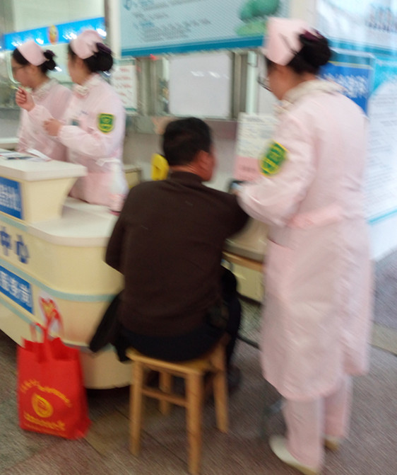 志愿者為群眾量血壓